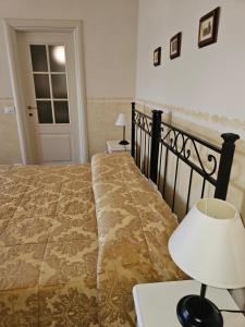 A bed or beds in a room at Chiantirooms Guesthouse