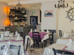 Restaurace v ubytování Logis Hôtel Les Chardons Bleus RESTAURANT LE BISTROT DE LA MER + 37 fotografií