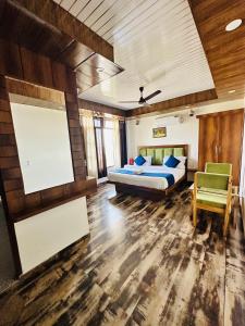 Postel nebo postele na pokoji v ubytování Hotel Royal Orbit By Arony Hospitality Dehradun