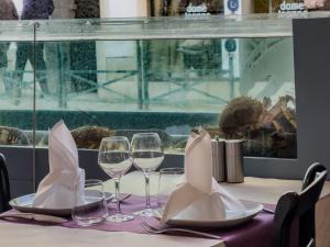 Nápoje v ubytování Logis Hôtel Les Chardons Bleus RESTAURANT LE BISTROT DE LA MER
