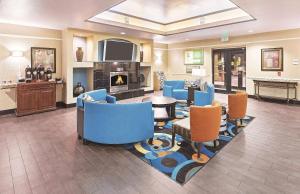 Гостиная зона в La Quinta by Wyndham Houston Hobby Airport