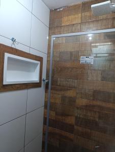 eine Dusche mit Glastür im Badezimmer in der Unterkunft Kitnet Mobiliada Espaço inteiro in Porto Seguro