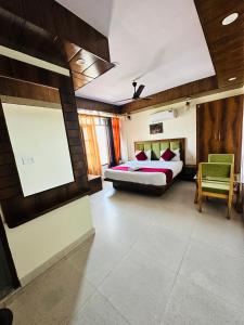 Postel nebo postele na pokoji v ubytování Hotel Royal Orbit By Arony Hospitality Dehradun