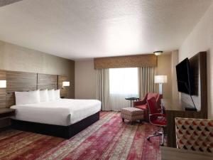 una camera d'albergo con un letto e una televisione di Ramada by Wyndham Elko Hotel at Stockmen's Casino a Elko Altre 82 foto