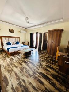 Postel nebo postele na pokoji v ubytování Hotel Royal Orbit By Arony Hospitality Dehradun