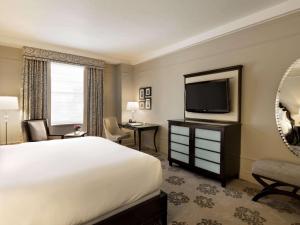 TV a/nebo společenská místnost v ubytování Fairmont Hotel Vancouver