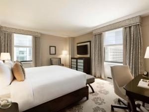 TV a/nebo společenská místnost v ubytování Fairmont Hotel Vancouver