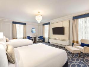 Postel nebo postele na pokoji v ubytování Fairmont Hotel Vancouver