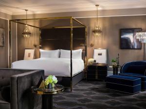 Postel nebo postele na pokoji v ubytování Fairmont Hotel Vancouver