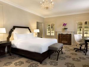 Postel nebo postele na pokoji v ubytování Fairmont Hotel Vancouver