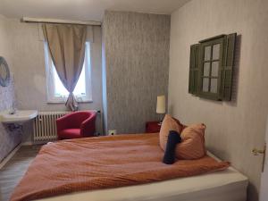 Postel nebo postele na pokoji v ubytování Fachwerkstübchen 4 ZKB Wohnung am Schiedersee für Monteure