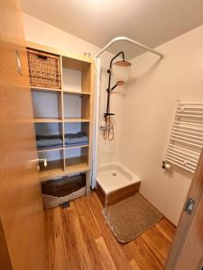 ein kleines Badezimmer mit Dusche und Waschbecken in der Unterkunft Helja Stay Glamping Domes in Hella