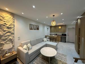 Una cocina o kitchenette en First Row to Pyramids Studio
