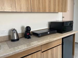 Una cocina o kitchenette en First Row to Pyramids Studio