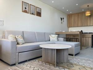 Una cocina o kitchenette en First Row to Pyramids Studio