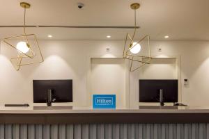 Hampton By Hilton Locarno的电视和/或娱乐中心