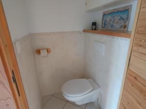 Koupelna v ubytování Appartement cosy près des pistes avec garage privatif - FR-1-445-168 + 10 fotografií