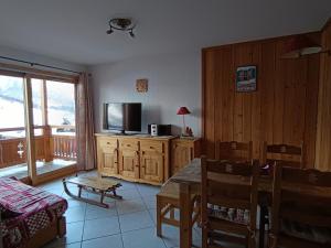 TV a/nebo společenská místnost v ubytování Appartement cosy près des pistes avec garage privatif - FR-1-445-168