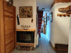 TV a/nebo společenská místnost v ubytování Appartement tout confort 8 pers, terrasse sud, animaux acceptés, parking - FR-1-445-174