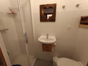 Koupelna v ubytování Appartement tout confort 8 pers, terrasse sud, animaux acceptés, parking - FR-1-445-174 + 10 fotografií