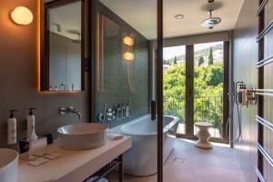 Keight Hotel Opatija, Curio Collection By Hilton的一间浴室