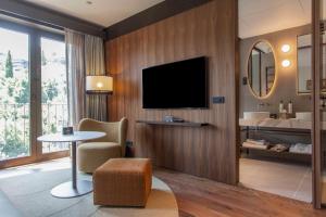 Keight Hotel Opatija, Curio Collection By Hilton的电视和/或娱乐中心