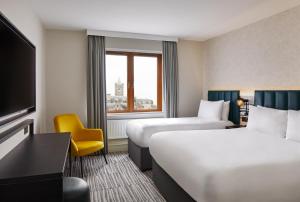 Postel nebo postele na pokoji v ubytování Leonardo Hotel Dublin Christchurch