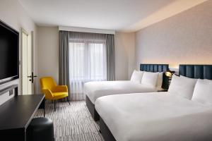 Postel nebo postele na pokoji v ubytování Leonardo Hotel Dublin Christchurch