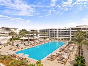 The Rif At Mangrove Beach Corendon Curacao All-Inclusive, Curio by Hilton tesisinde veya buraya yakın yüzme havuzu