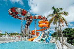 The Rif At Mangrove Beach Corendon Curacao All-Inclusive, Curio by Hilton tesisinde veya buraya yakın yüzme havuzu
