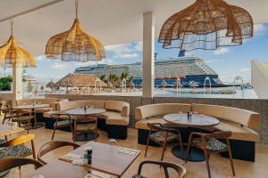 The Rif At Mangrove Beach Corendon Curacao All-Inclusive, Curio by Hilton tesisinde bir restoran veya yemek mekanı