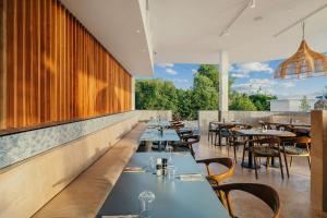 The Rif At Mangrove Beach Corendon Curacao All-Inclusive, Curio by Hilton tesisinde bir restoran veya yemek mekanı