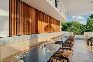 The Rif At Mangrove Beach Corendon Curacao All-Inclusive, Curio by Hilton tesisinde bir restoran veya yemek mekanı