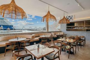 The Rif At Mangrove Beach Corendon Curacao All-Inclusive, Curio by Hilton tesisinde bir restoran veya yemek mekanı