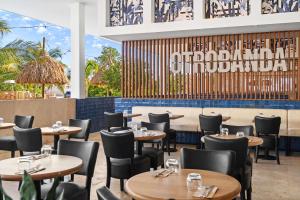 The Rif At Mangrove Beach Corendon Curacao All-Inclusive, Curio by Hilton tesisinde bir restoran veya yemek mekanı