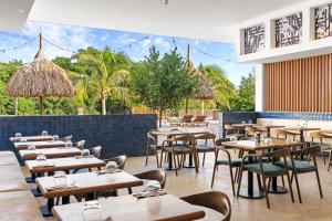 The Rif At Mangrove Beach Corendon Curacao All-Inclusive, Curio by Hilton tesisinde bir restoran veya yemek mekanı