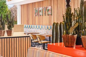 The Rif At Mangrove Beach Corendon Curacao All-Inclusive, Curio by Hilton tesisinde bir restoran veya yemek mekanı