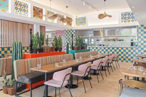 The Rif At Mangrove Beach Corendon Curacao All-Inclusive, Curio by Hilton tesisinde bir restoran veya yemek mekanı