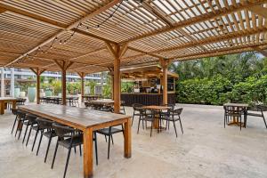 The Rif At Mangrove Beach Corendon Curacao All-Inclusive, Curio by Hilton tesisinde bir restoran veya yemek mekanı