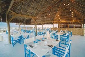 The Rif At Mangrove Beach Corendon Curacao All-Inclusive, Curio by Hilton tesisinde bir restoran veya yemek mekanı