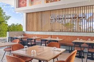 The Rif At Mangrove Beach Corendon Curacao All-Inclusive, Curio by Hilton tesisinde bir restoran veya yemek mekanı