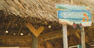 The Rif At Mangrove Beach Corendon Curacao All-Inclusive, Curio by Hilton tesisinde sergilenen bir sertifika, ödül, işaret veya başka bir belge