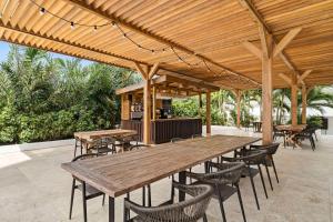 The Rif At Mangrove Beach Corendon Curacao All-Inclusive, Curio by Hilton tesisinde bir restoran veya yemek mekanı