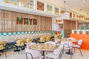 The Rif At Mangrove Beach Corendon Curacao All-Inclusive, Curio by Hilton tesisinde bir restoran veya yemek mekanı