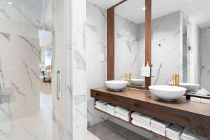 The Rif At Mangrove Beach Corendon Curacao All-Inclusive, Curio by Hilton tesisinde bir banyo