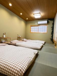 Postel nebo postele na pokoji v ubytování 心斎橋梅田近く最大7名ok 75平米貸切一軒家地下鉄から3分大阪城まで徒歩空港送迎