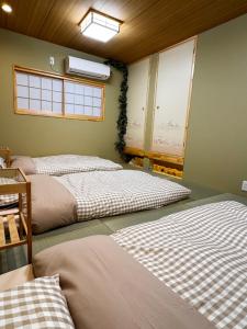 Postel nebo postele na pokoji v ubytování 心斎橋梅田近く最大7名ok 75平米貸切一軒家地下鉄から3分大阪城まで徒歩空港送迎