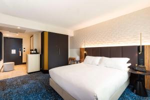 Giường trong phòng chung tại Hilton Lille +65 ảnh