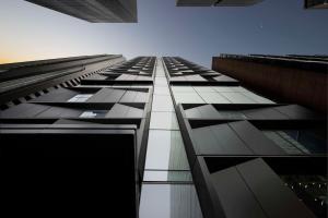 墨尔本Next Hotel Melbourne, Curio Collection by Hilton的一座高楼,眺望天空