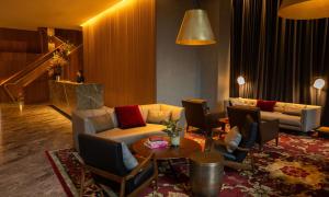 墨尔本Next Hotel Melbourne, Curio Collection by Hilton的带沙发和桌子的客厅